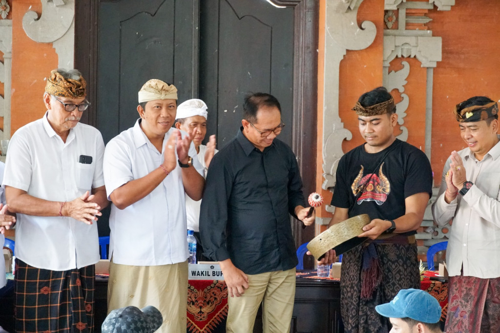 Wabup Suiasa Buka Turnamen Ceki Desa Munggu